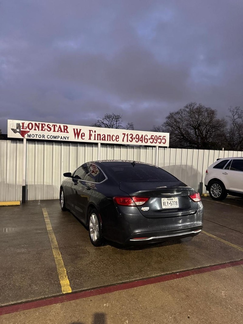 Chrysler 200 Vehicle Full-screen Gallery Image 05