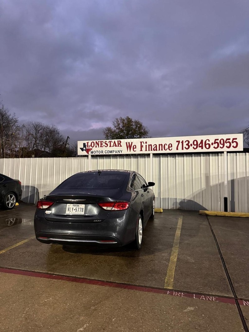 Chrysler 200 Vehicle Full-screen Gallery Image 06