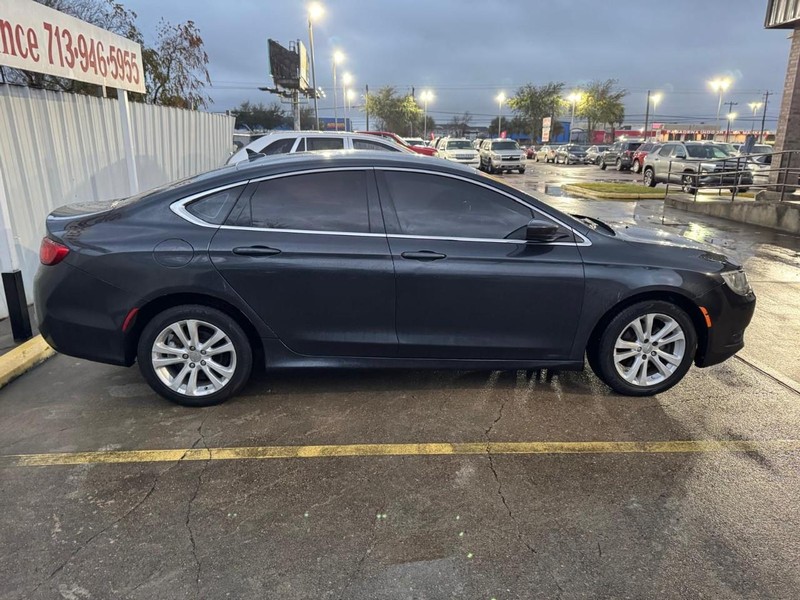 Chrysler 200 Vehicle Full-screen Gallery Image 07