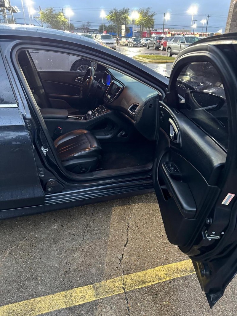 Chrysler 200 Vehicle Full-screen Gallery Image 09