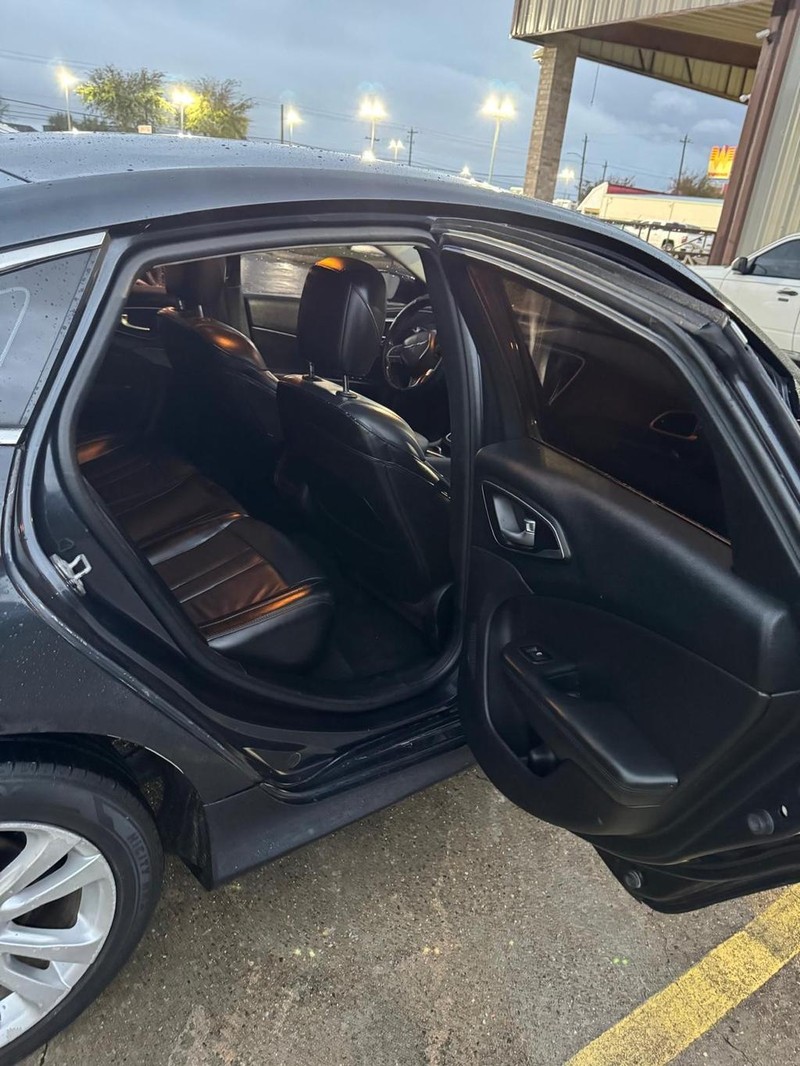 Chrysler 200 Vehicle Full-screen Gallery Image 10