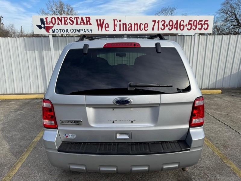 Ford Escape Vehicle Full-screen Gallery Image 04