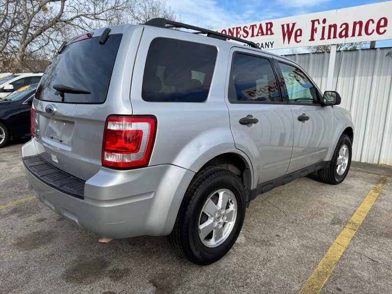 Ford Escape Vehicle Full-screen Gallery Image 05