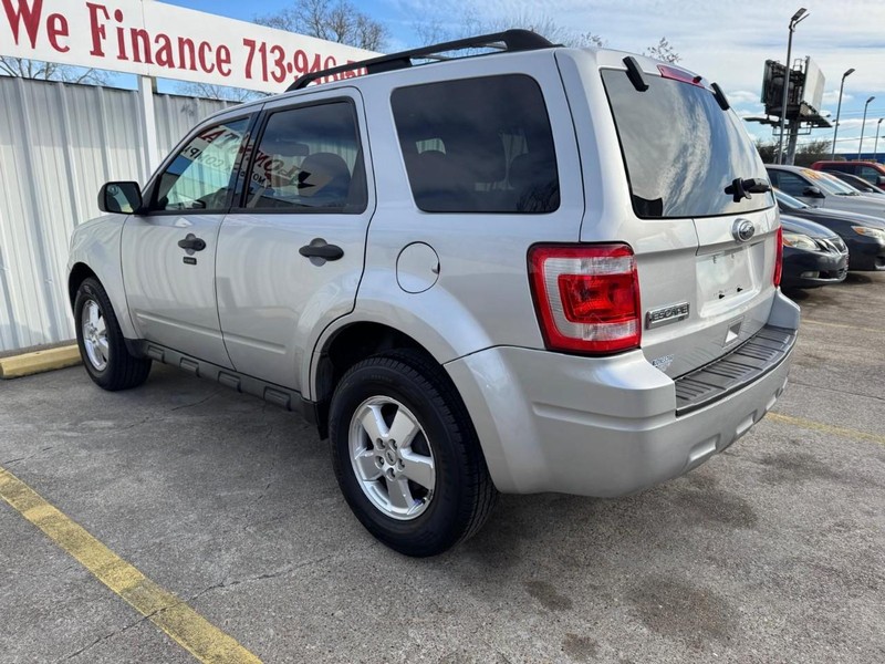 Ford Escape Vehicle Full-screen Gallery Image 06