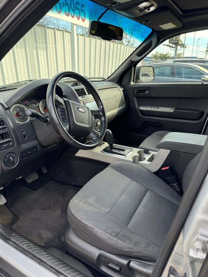 Ford Escape Vehicle Full-screen Gallery Image 09