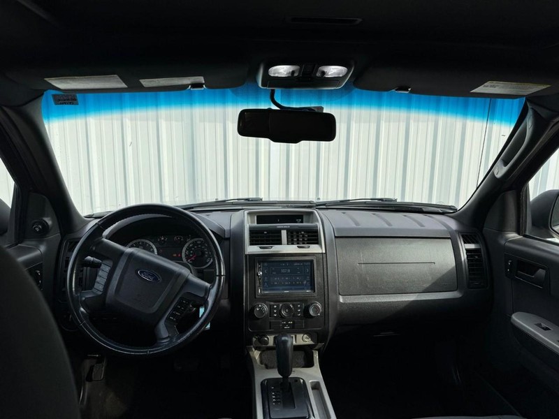 Ford Escape Vehicle Full-screen Gallery Image 10