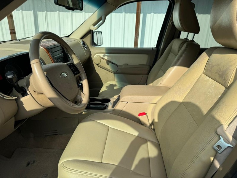 Ford Explorer Vehicle Full-screen Gallery Image 09