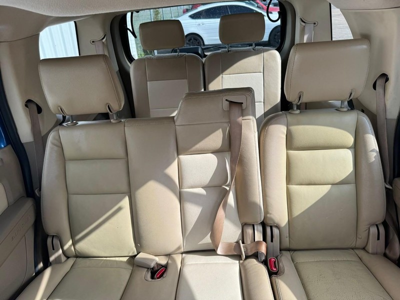 Ford Explorer Vehicle Full-screen Gallery Image 10