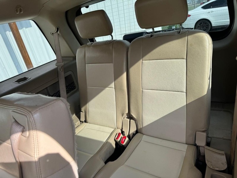 Ford Explorer Vehicle Full-screen Gallery Image 11