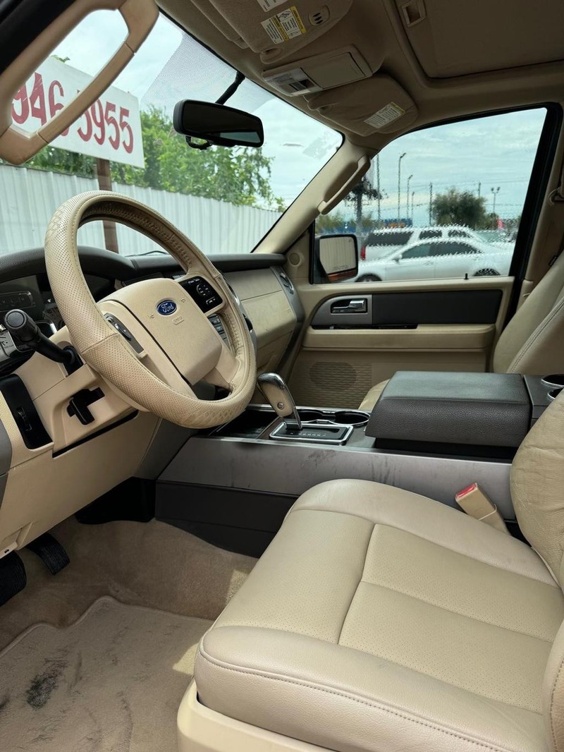 Ford Expedition Vehicle Full-screen Gallery Image 08