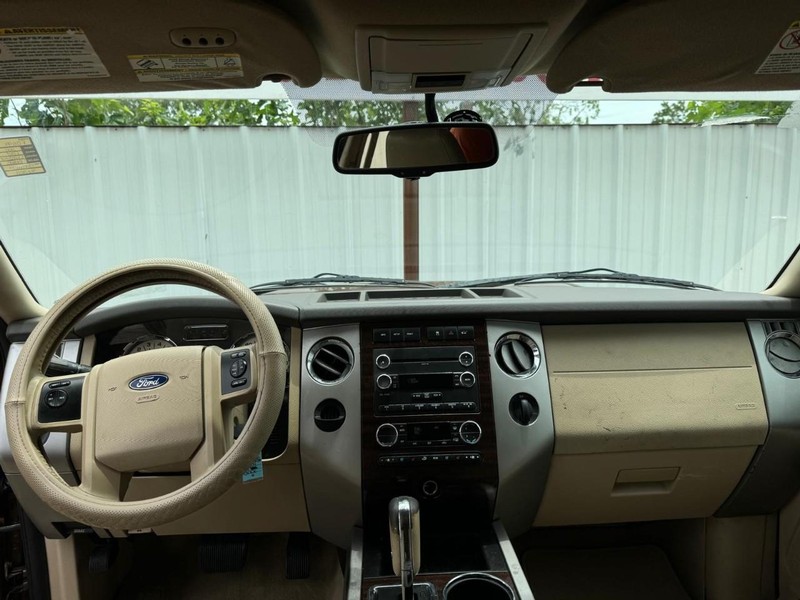 Ford Expedition Vehicle Full-screen Gallery Image 09