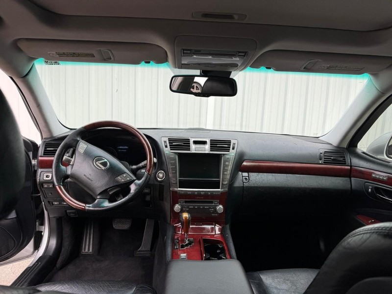 Lexus LS 460 Vehicle Full-screen Gallery Image 10