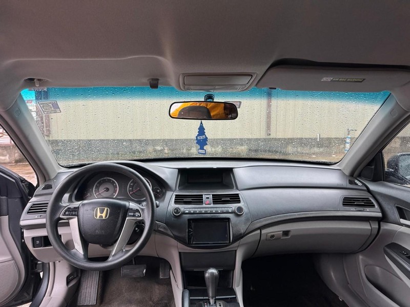 Honda Accord Sedan Vehicle Full-screen Gallery Image 08