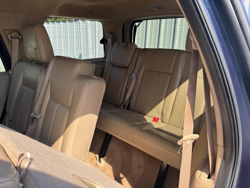 Ford Expedition Vehicle Full-screen Gallery Image 10