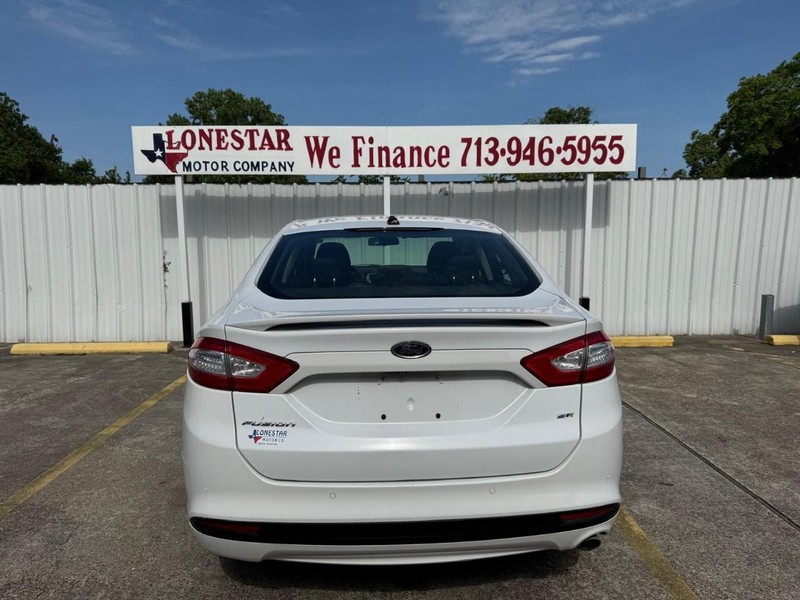 Ford Fusion Vehicle Full-screen Gallery Image 04