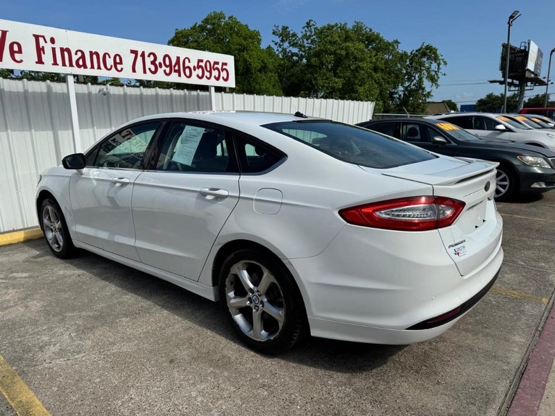 Ford Fusion Vehicle Full-screen Gallery Image 06