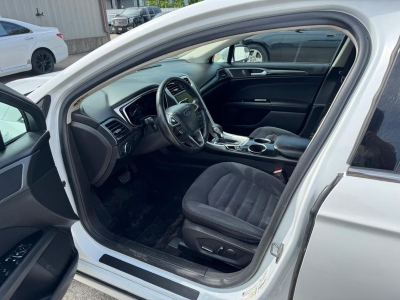 Ford Fusion Vehicle Full-screen Gallery Image 07