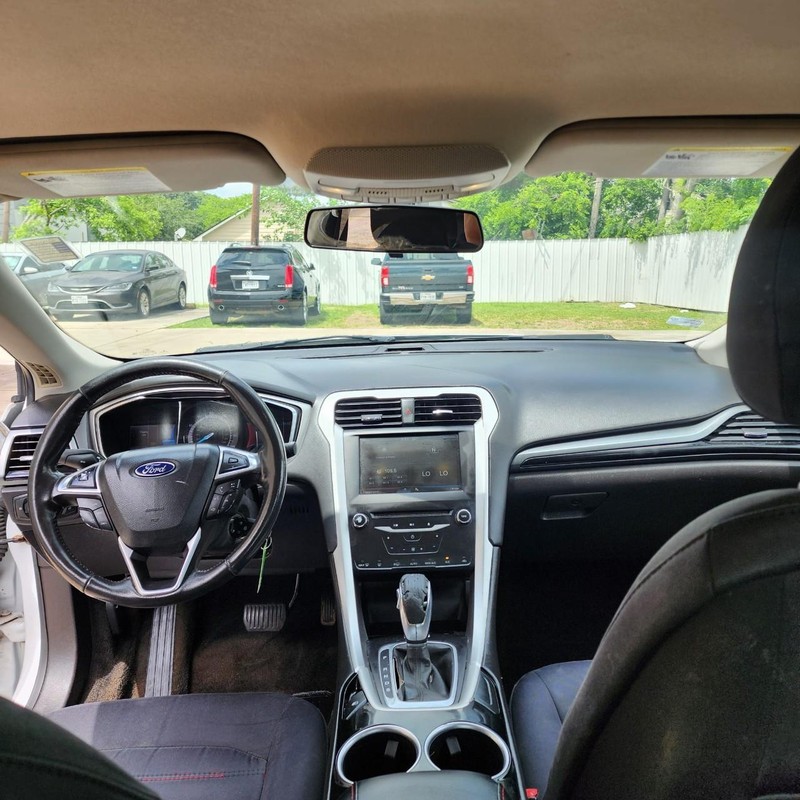 Ford Fusion Vehicle Full-screen Gallery Image 08