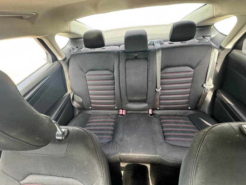 Ford Fusion Vehicle Full-screen Gallery Image 09