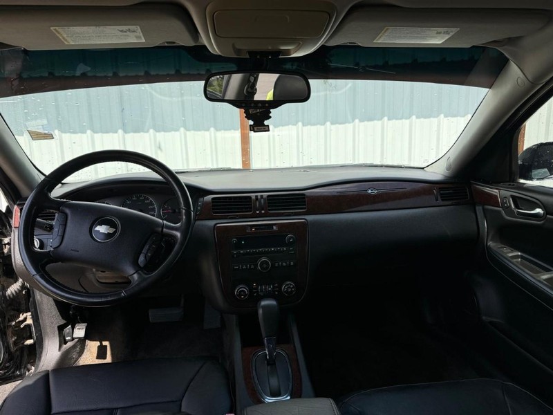 Chevrolet Impala Vehicle Full-screen Gallery Image 09