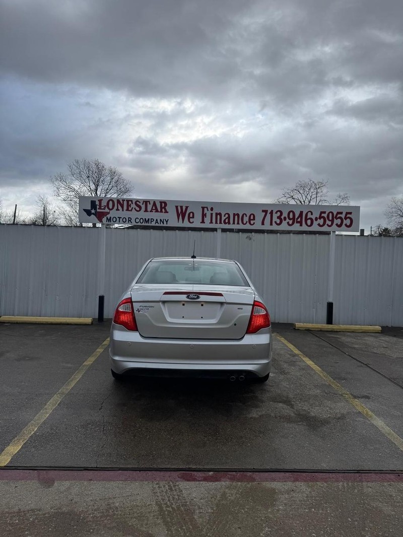 Ford Fusion Vehicle Full-screen Gallery Image 04