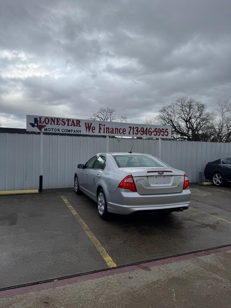 Ford Fusion Vehicle Full-screen Gallery Image 06