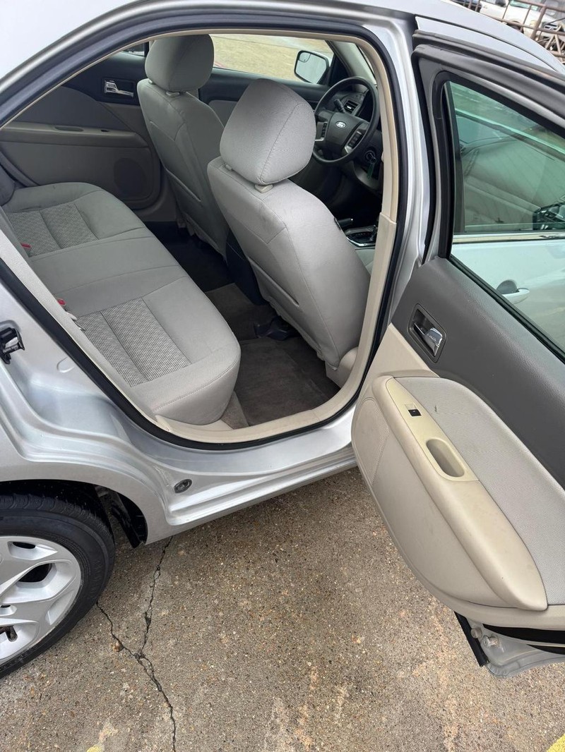 Ford Fusion Vehicle Full-screen Gallery Image 10