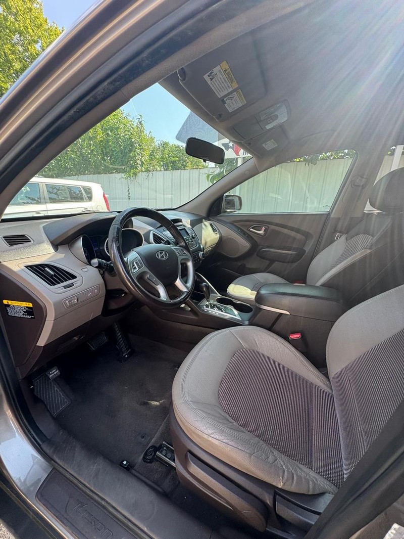 Hyundai Tucson Vehicle Full-screen Gallery Image 08