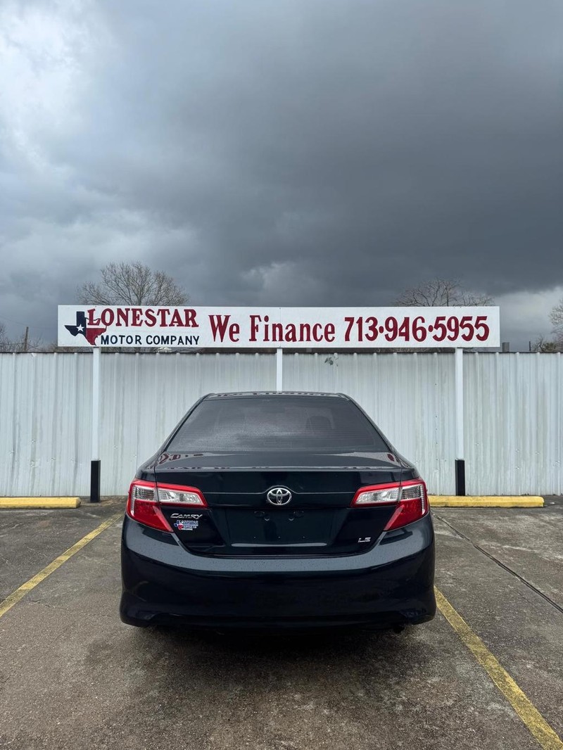 Toyota Camry Vehicle Full-screen Gallery Image 04