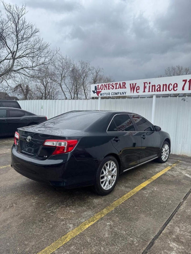 Toyota Camry Vehicle Full-screen Gallery Image 05