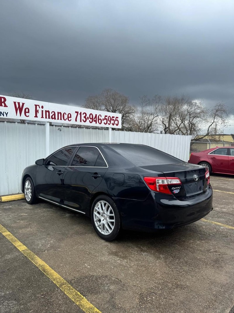Toyota Camry Vehicle Full-screen Gallery Image 06