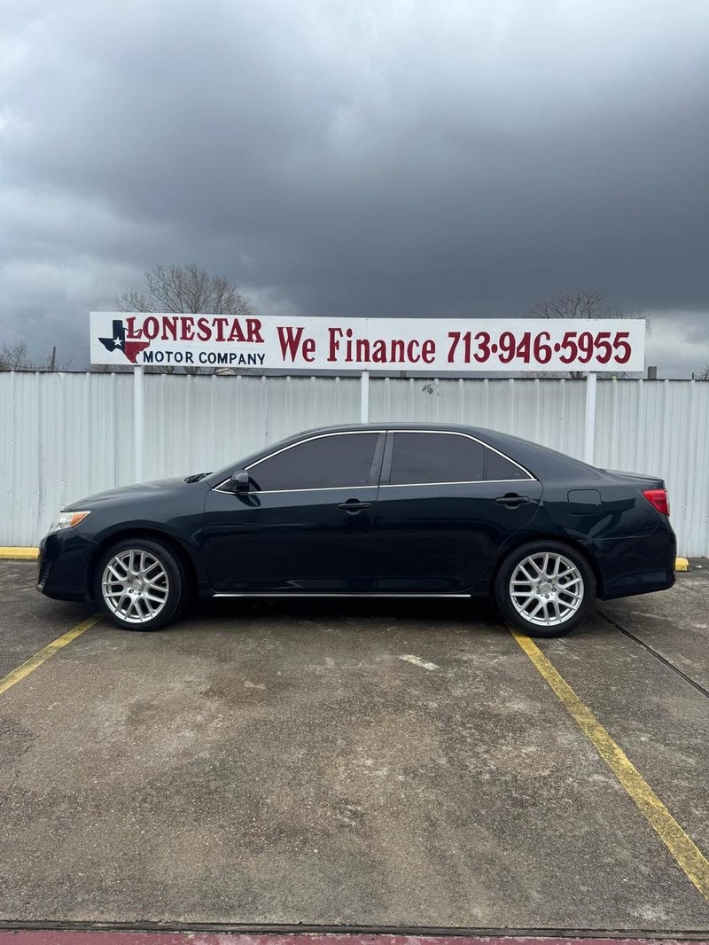 Toyota Camry Vehicle Full-screen Gallery Image 07