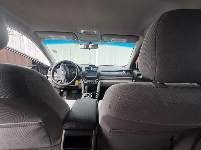 Toyota Camry Vehicle Full-screen Gallery Image 08