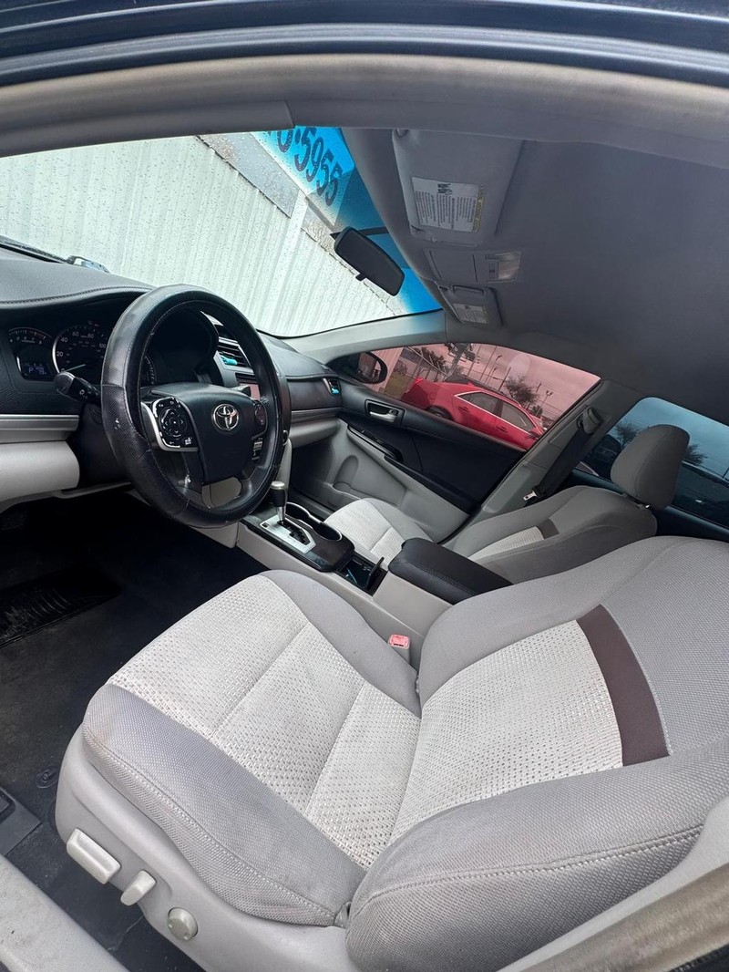 Toyota Camry Vehicle Full-screen Gallery Image 09