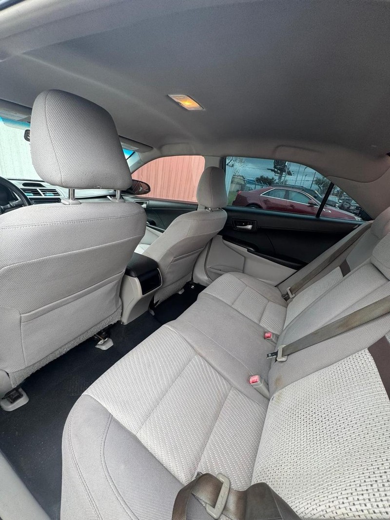 Toyota Camry Vehicle Full-screen Gallery Image 10