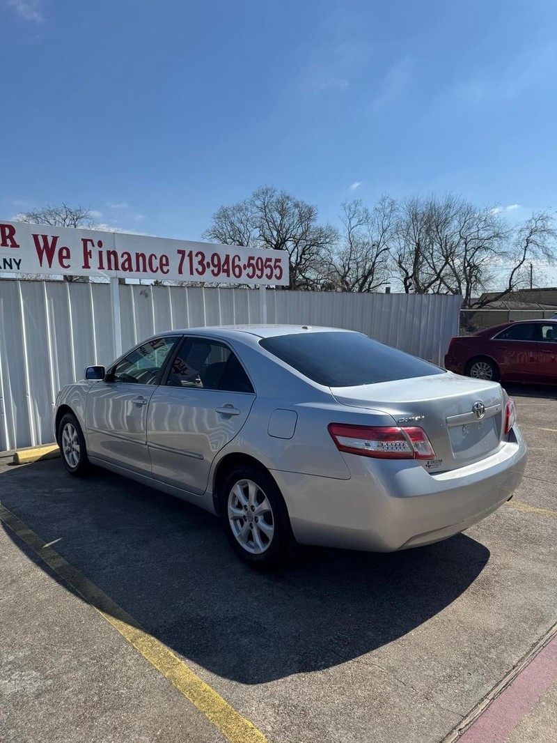 Toyota Camry Vehicle Full-screen Gallery Image 05