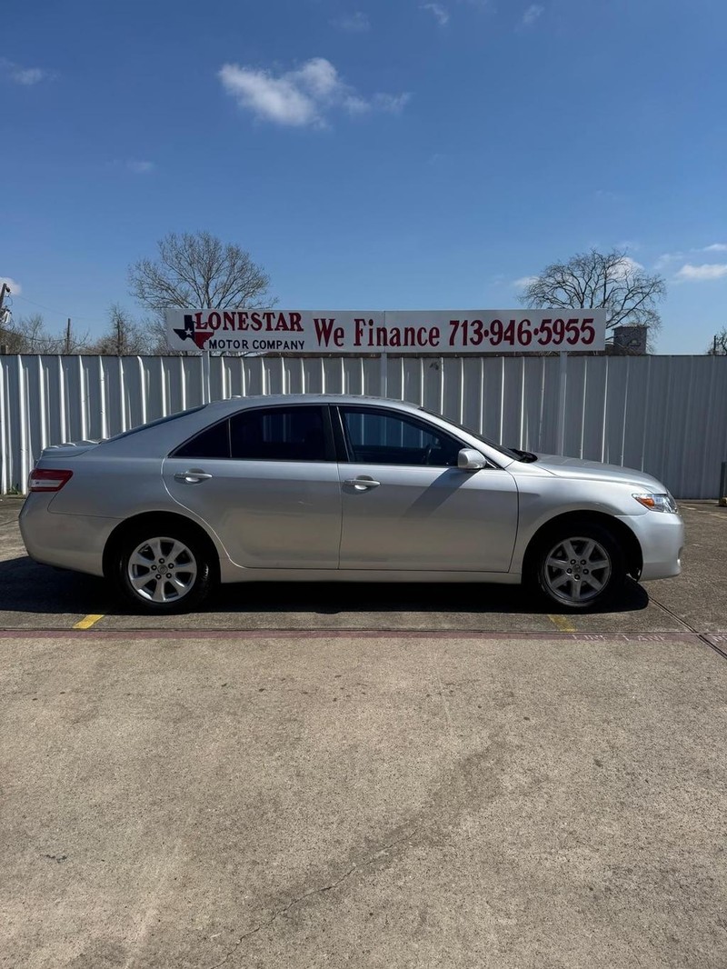 Toyota Camry Vehicle Full-screen Gallery Image 07