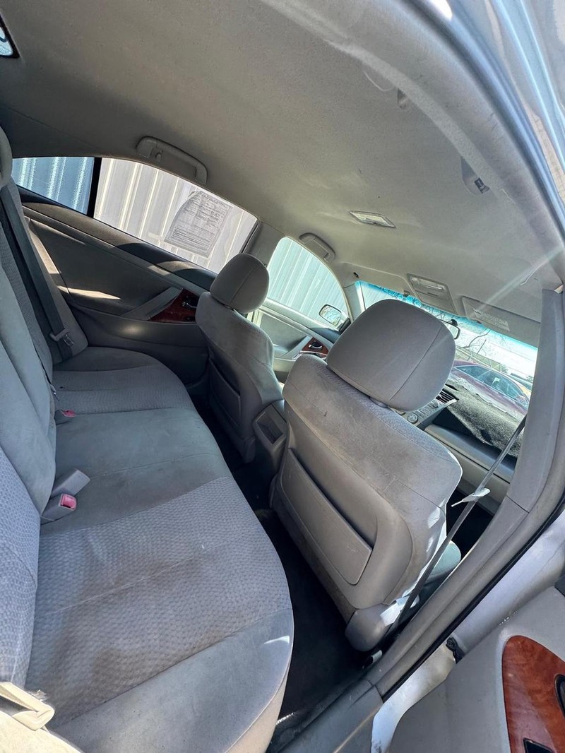 Toyota Camry Vehicle Full-screen Gallery Image 09