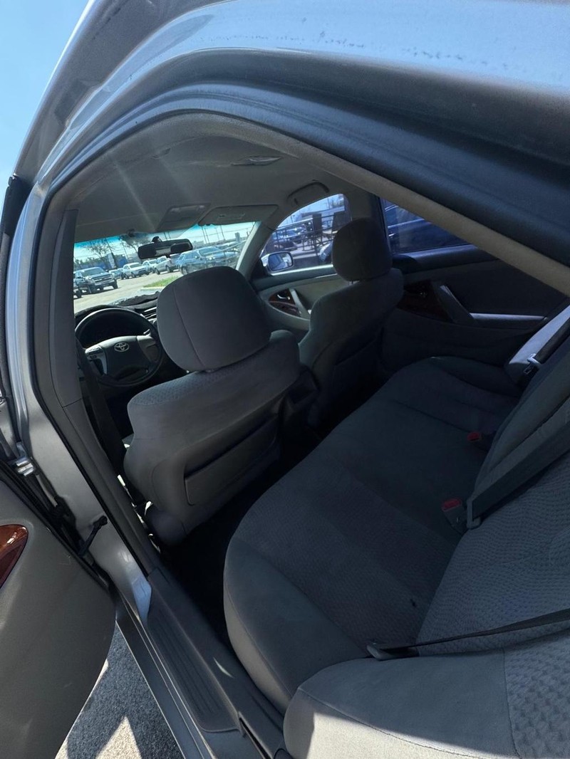 Toyota Camry Vehicle Full-screen Gallery Image 10