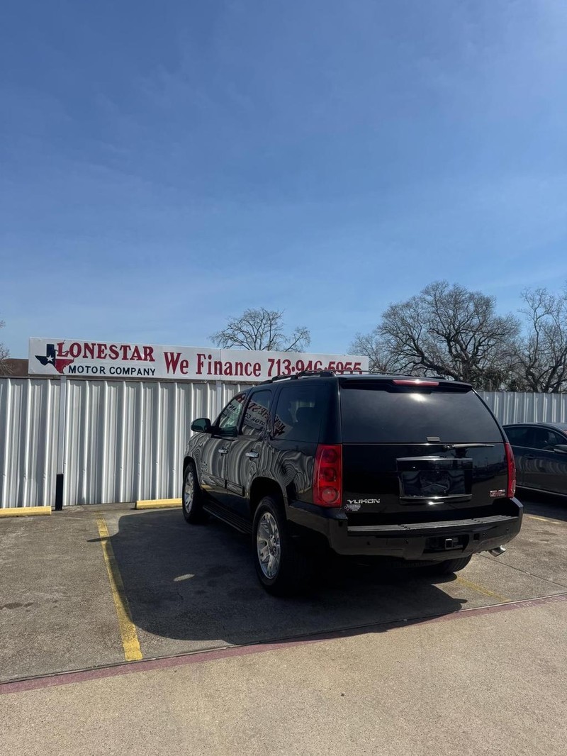 GMC Yukon Vehicle Full-screen Gallery Image 05