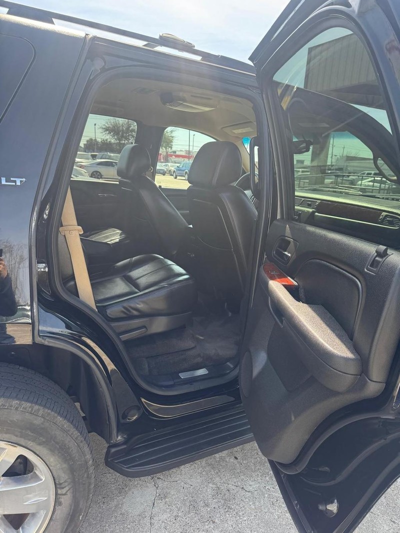 GMC Yukon Vehicle Full-screen Gallery Image 10