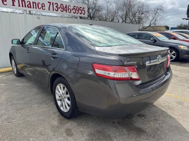 Toyota Camry Vehicle Full-screen Gallery Image 05