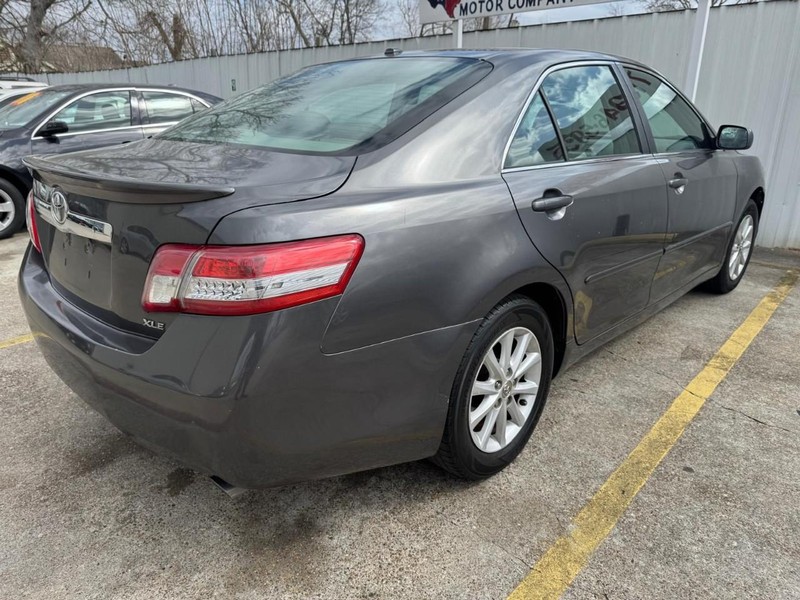 Toyota Camry Vehicle Full-screen Gallery Image 06