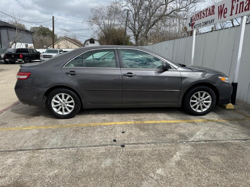 Toyota Camry Vehicle Full-screen Gallery Image 07
