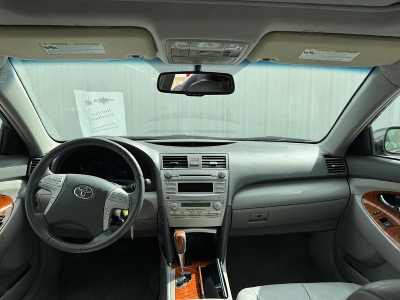 Toyota Camry Vehicle Full-screen Gallery Image 10