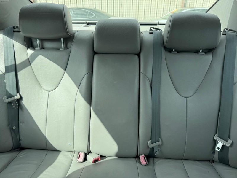 Toyota Camry Vehicle Full-screen Gallery Image 11