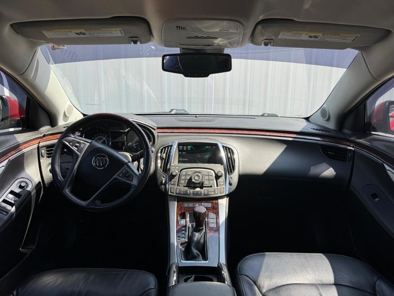Buick LaCrosse Vehicle Full-screen Gallery Image 09