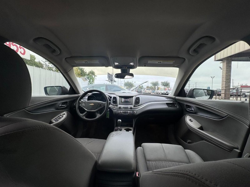 Chevrolet Impala Vehicle Full-screen Gallery Image 10