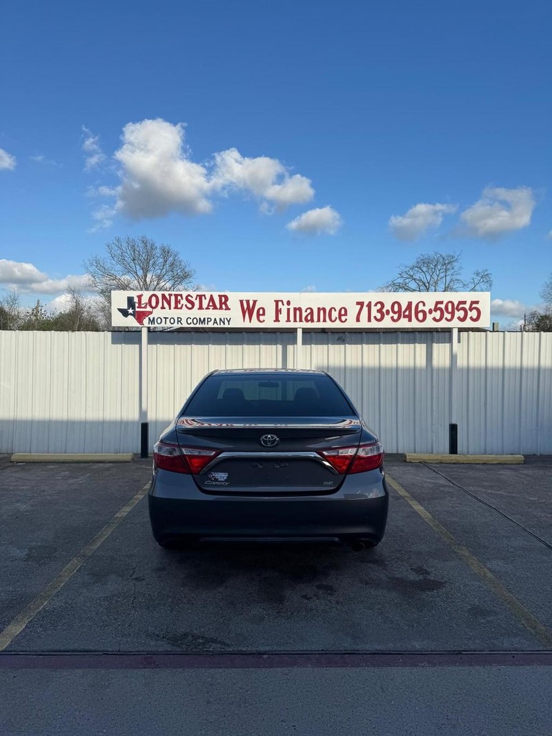 Toyota Camry Vehicle Full-screen Gallery Image 04