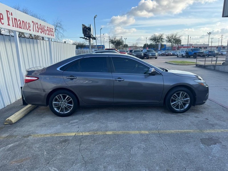 Toyota Camry Vehicle Full-screen Gallery Image 07